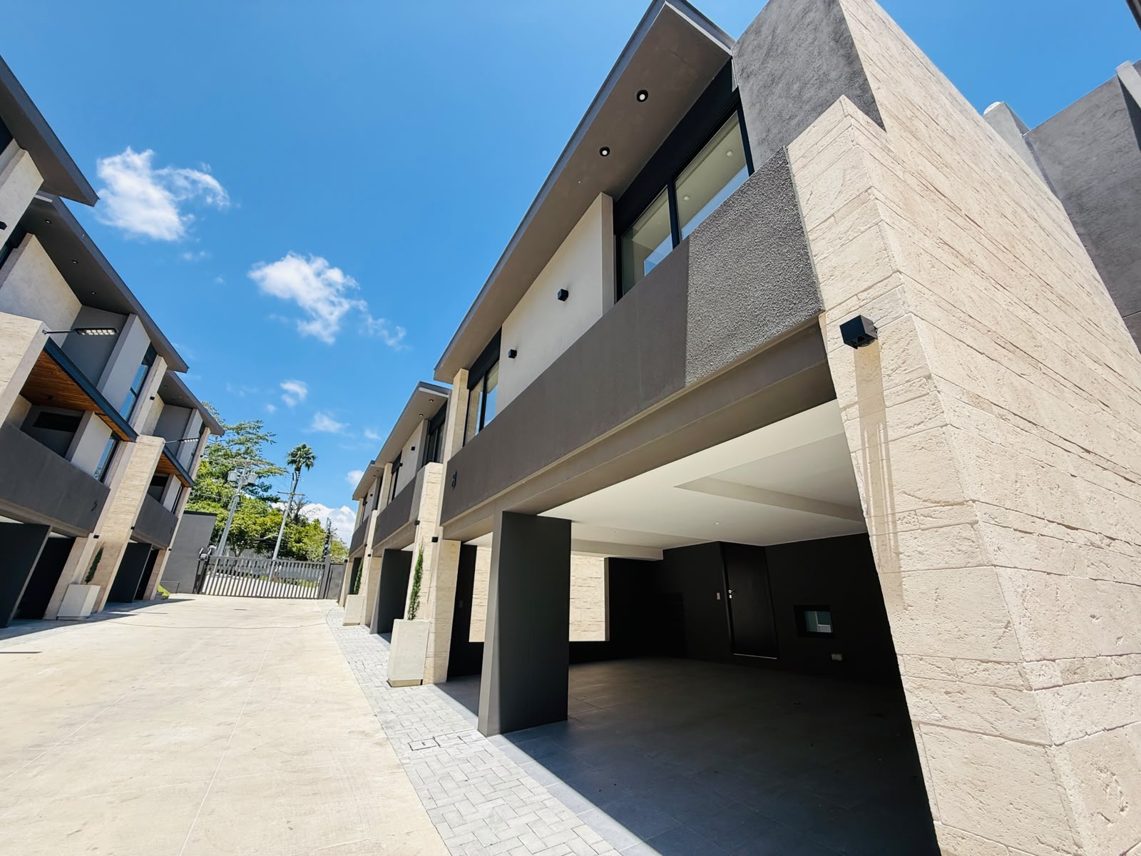 ALQUILER DE HERMOSA Y MODERNA CASA PARA ESTRENAR – ARUNA, KM 9 CES