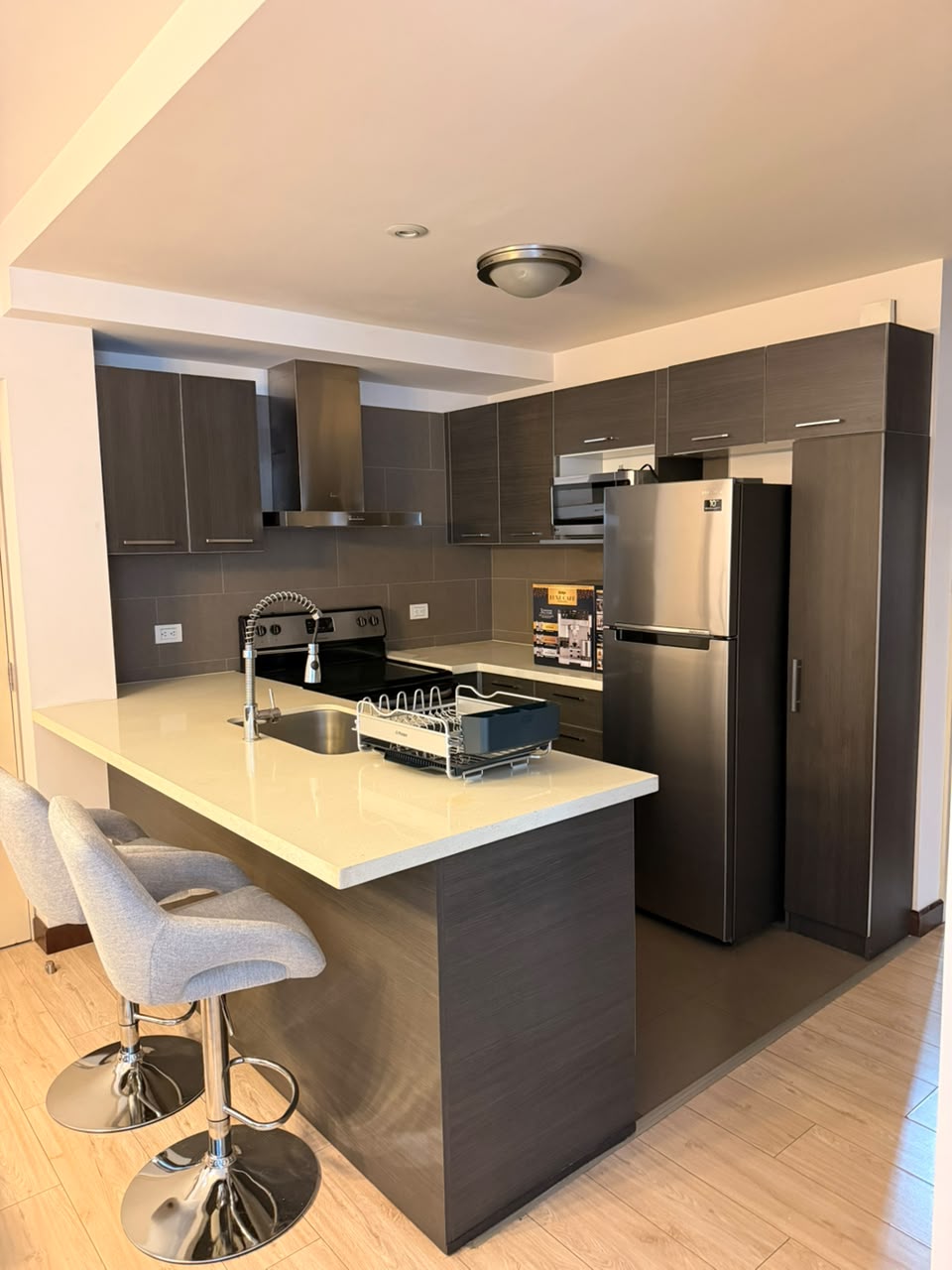 VENTA Ó ALQUILER DE CÉNTRICO APARTAMENTO – VEINTI4, ZONA 10 - Image 1