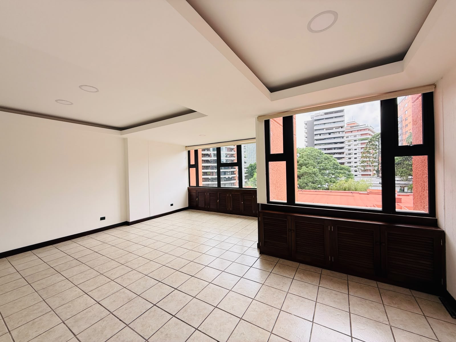ALQUILER DE AMPLIO APARTAMENTO – VILLA REAL, ZONA 10 - Miniatura 3