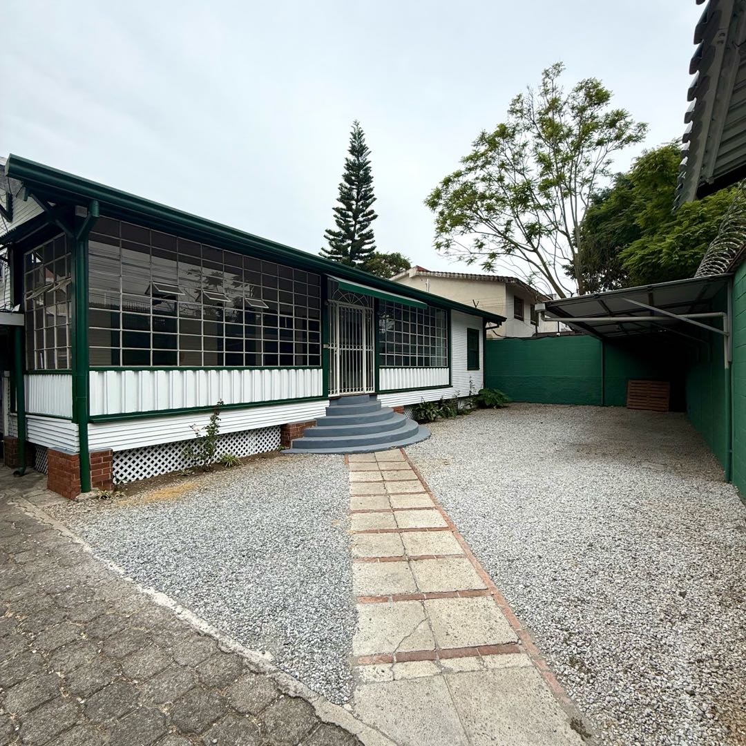 ALQUILER DE AMPLIA Y CÉNTRICA CASA – ZONA 13 - Image 1