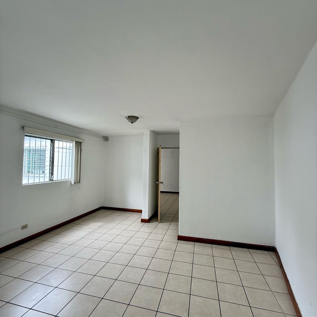 ALQUILER DE AMPLIA Y CÉNTRICA CASA – ZONA 13 - Miniatura 8