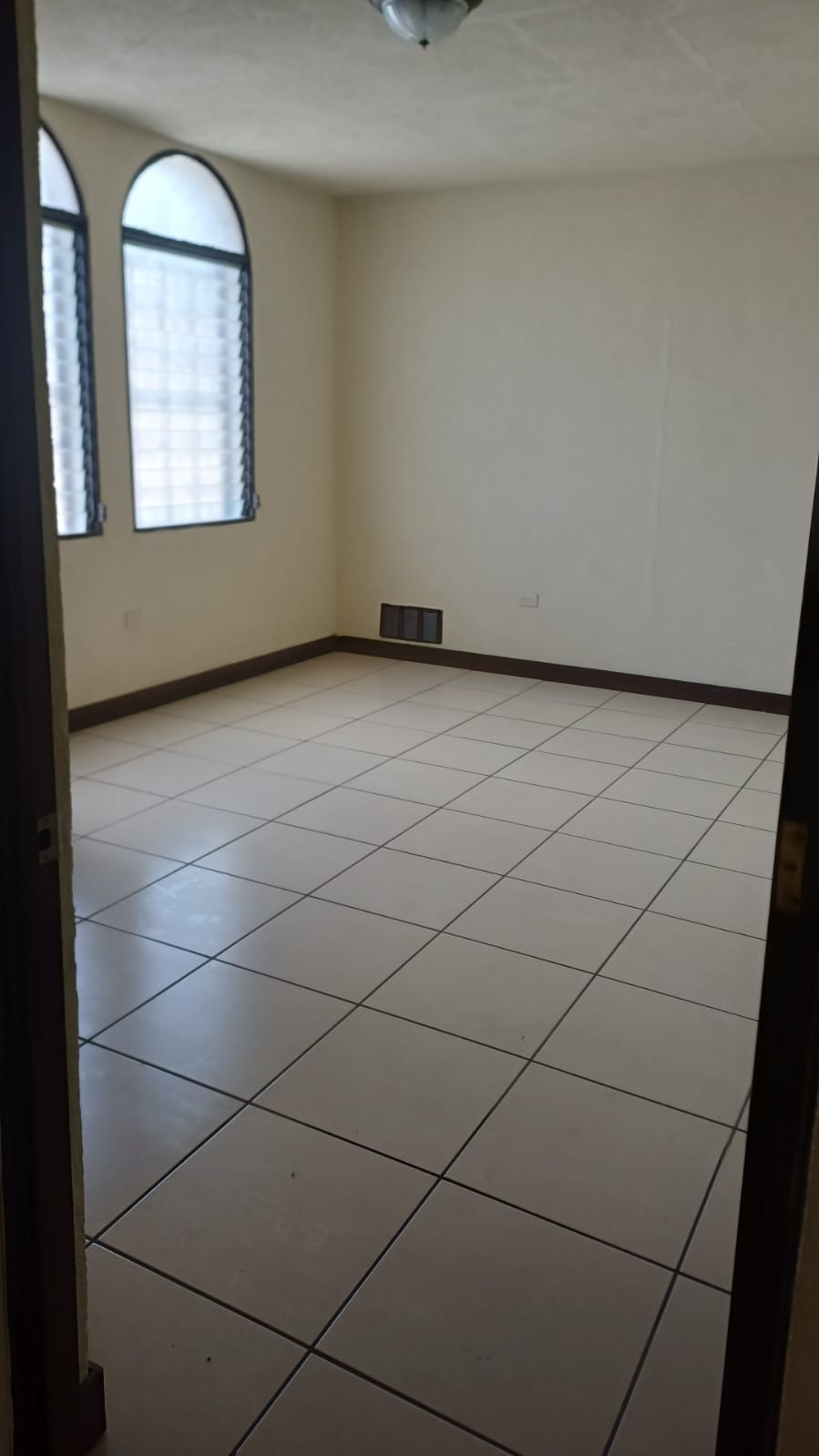 ALQUILER DE CÉNTRICA CASA PARA VIVIENDA U OFICINAS – ZONA 10