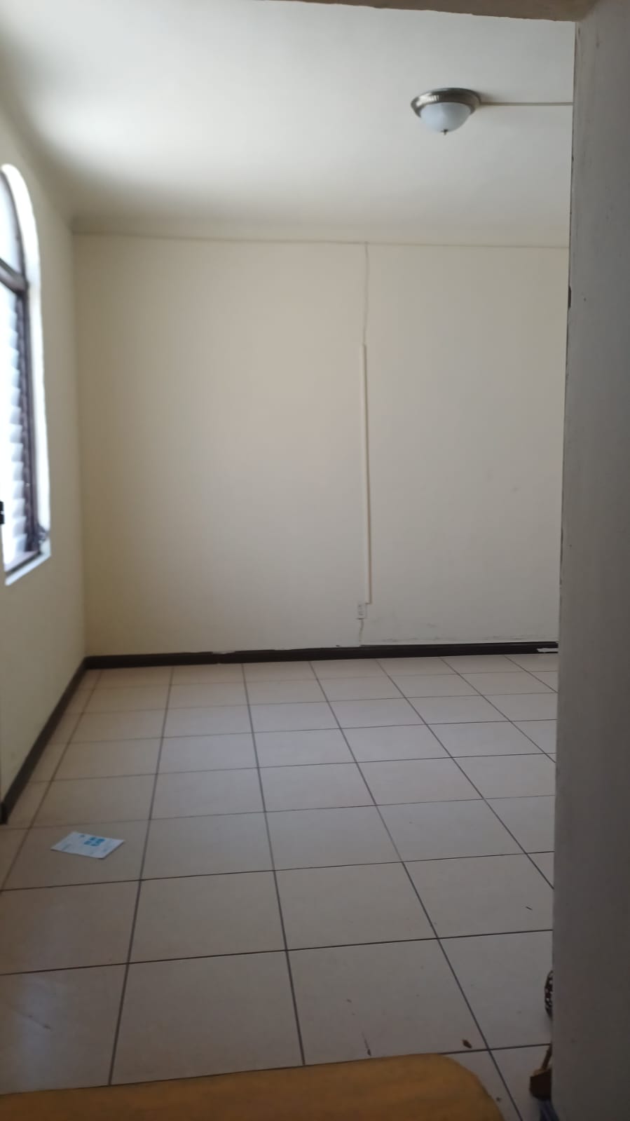 ALQUILER DE CÉNTRICA CASA PARA VIVIENDA U OFICINAS – ZONA 10 - Image 3
