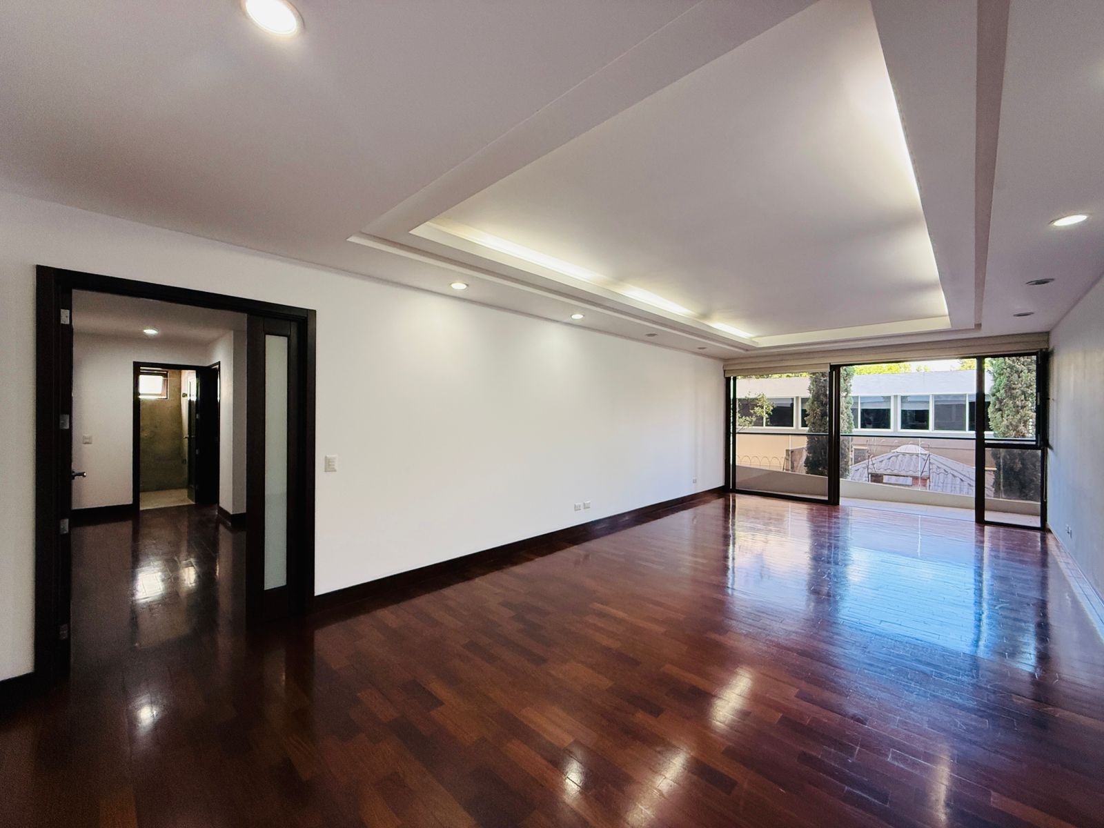 VENTA DE AMPLIO APARTAMENTO – SAN PATRICIO, ZONA 14