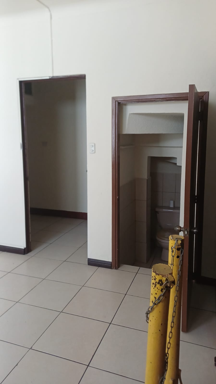 ALQUILER DE CÉNTRICA CASA PARA VIVIENDA U OFICINAS – ZONA 10 - Image 4