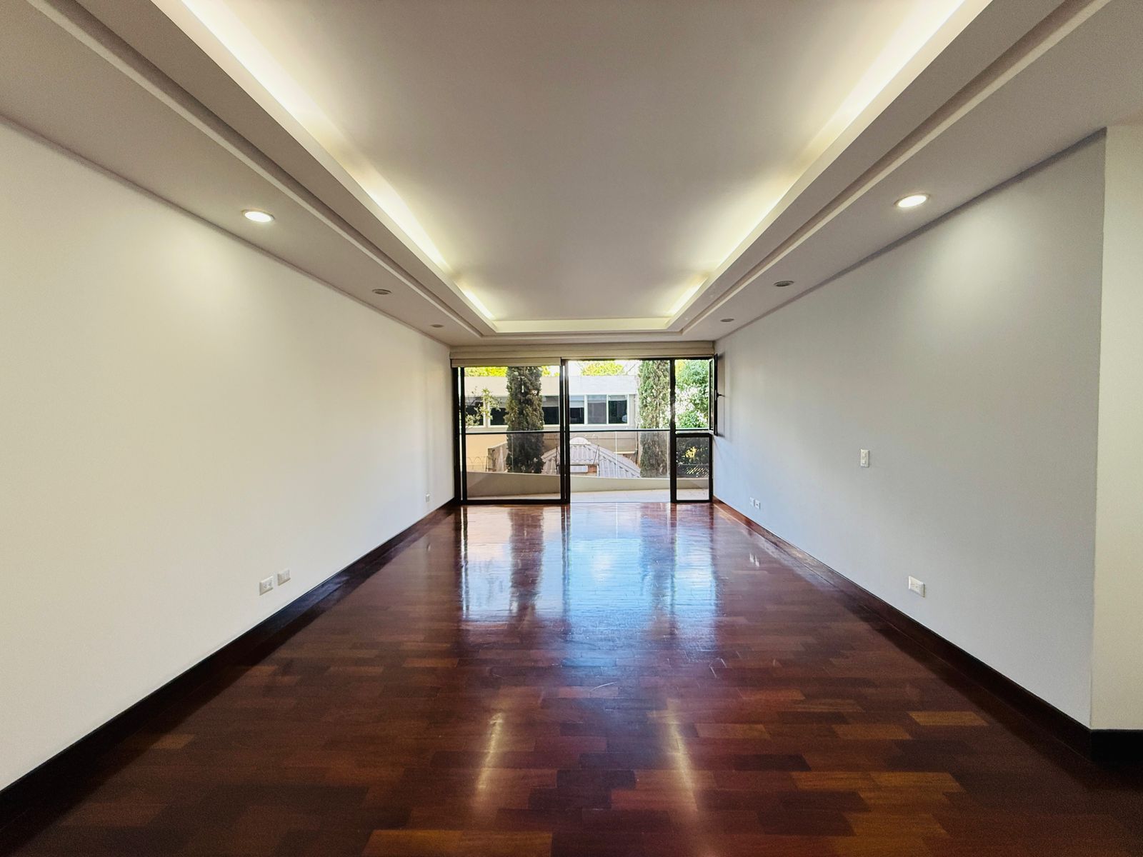 VENTA DE AMPLIO APARTAMENTO – SAN PATRICIO, ZONA 14 - Image 2