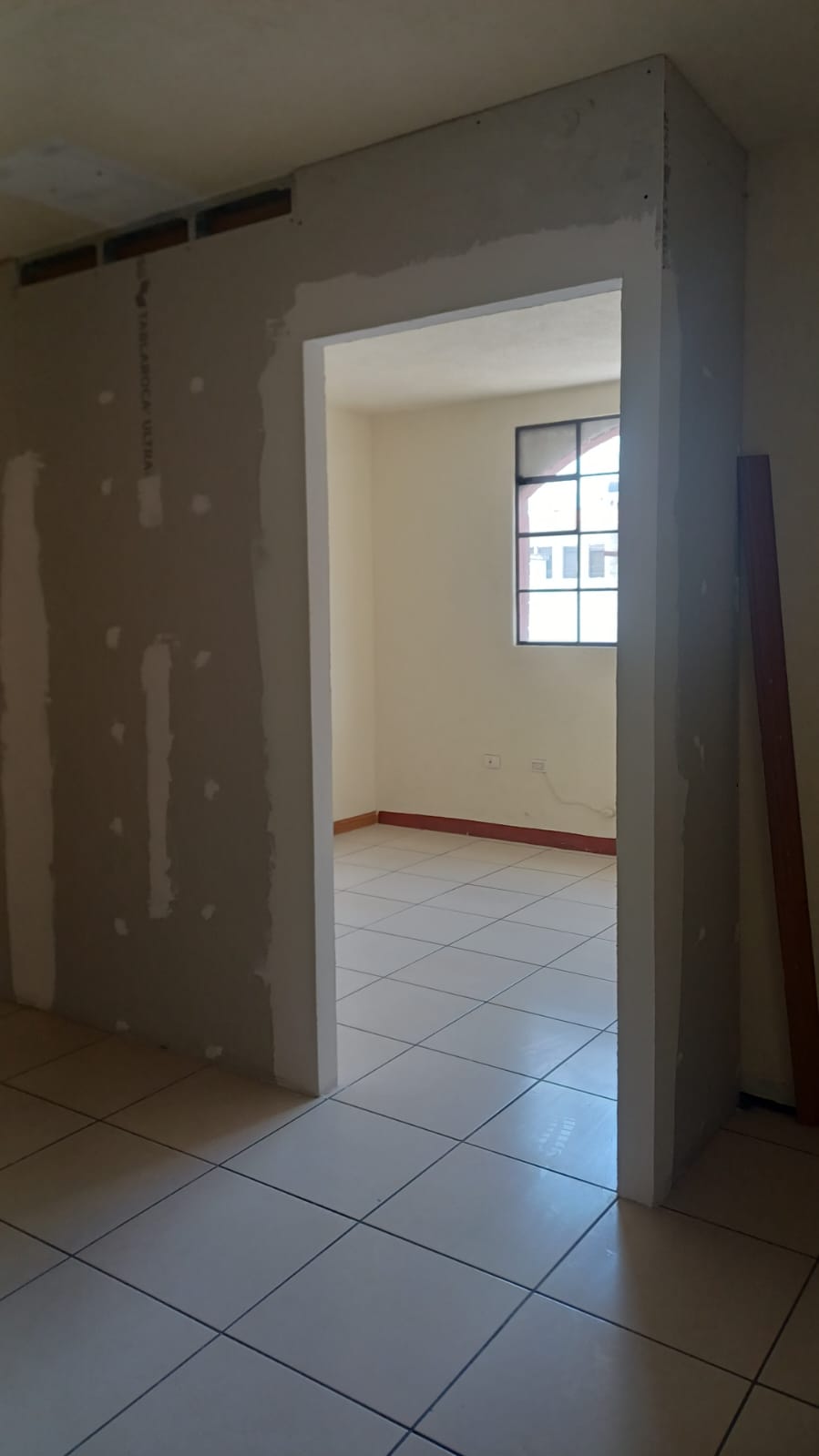ALQUILER DE CÉNTRICA CASA PARA VIVIENDA U OFICINAS – ZONA 10 - Image 5