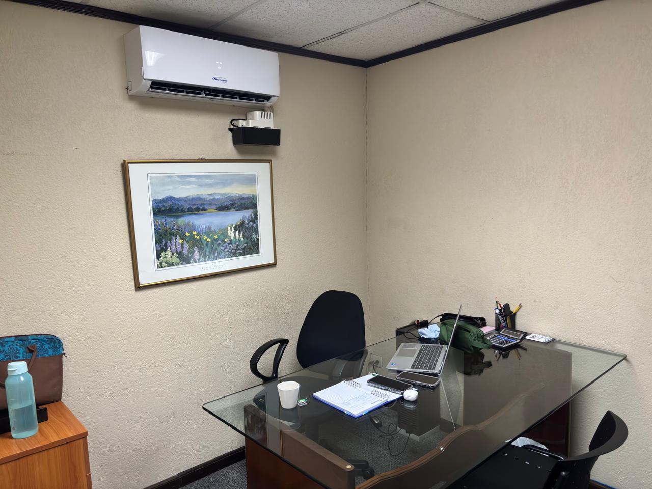 VENTA DE CÉNTRICA OFICINA 168MT2 – CENTRO EMPRESARIAL, ZONA 10 - Image 4