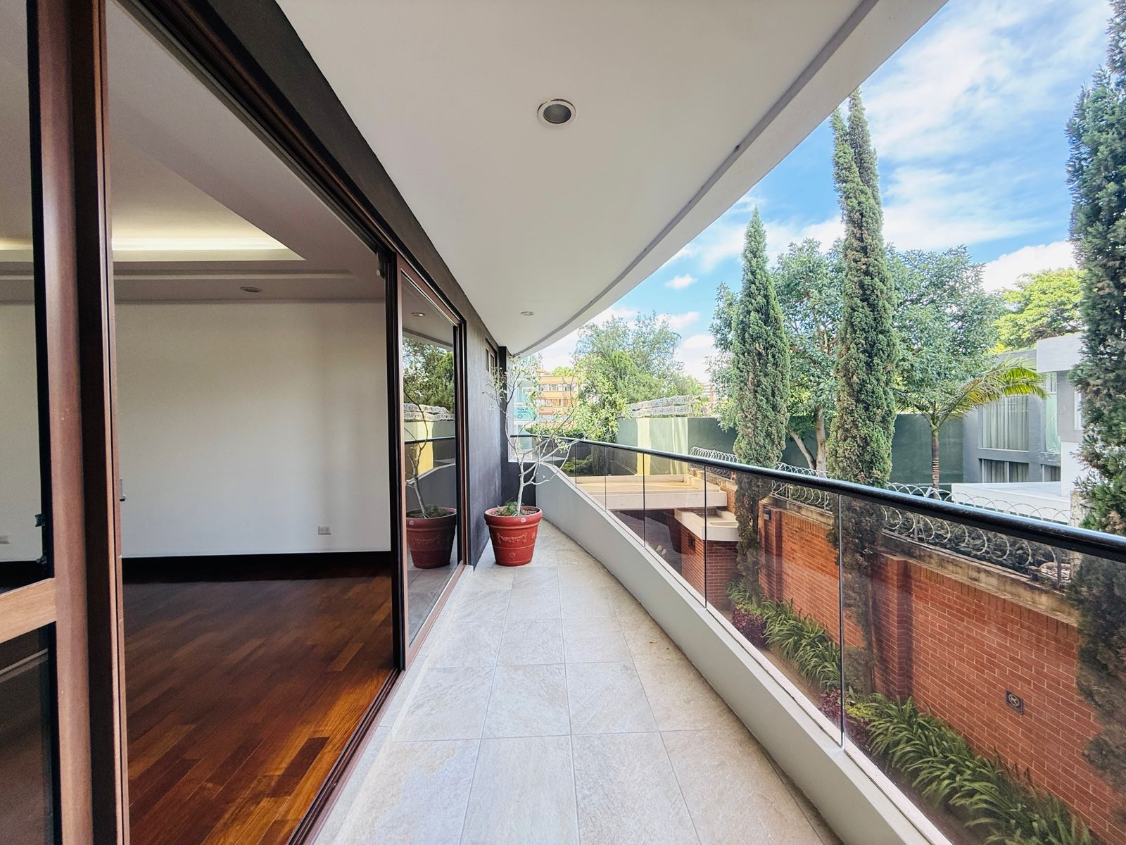 VENTA DE AMPLIO APARTAMENTO – SAN PATRICIO, ZONA 14 - Image 4