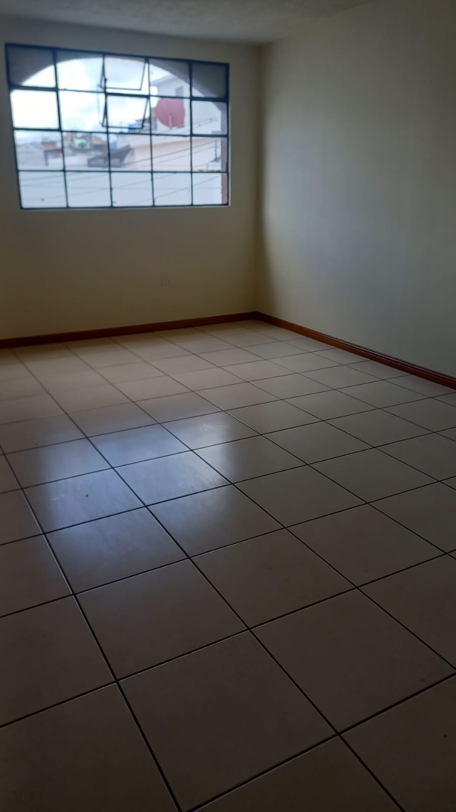 ALQUILER DE CÉNTRICA CASA PARA VIVIENDA U OFICINAS – ZONA 10 - Image 2
