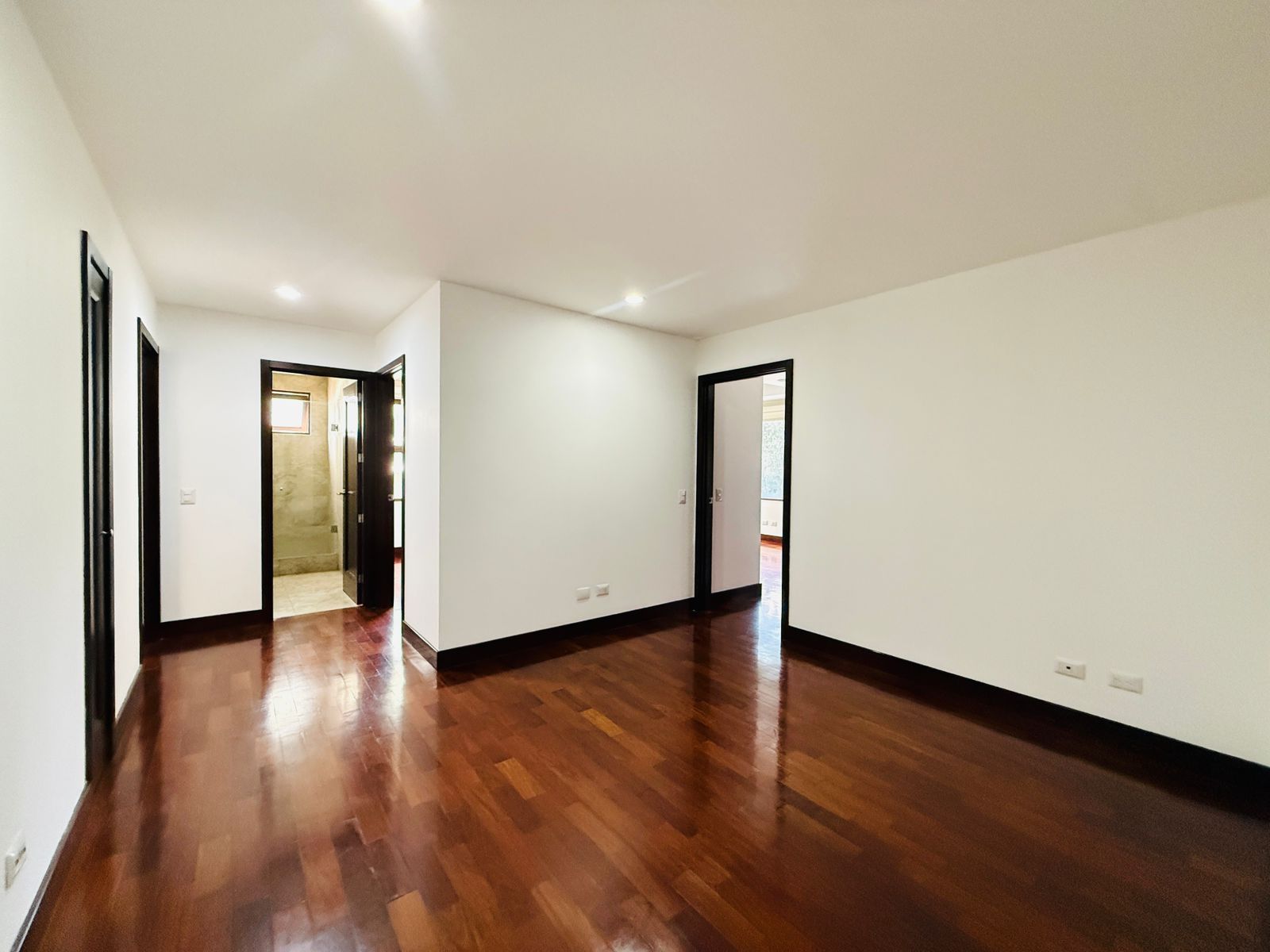 VENTA DE AMPLIO APARTAMENTO – SAN PATRICIO, ZONA 14 - Miniatura 8
