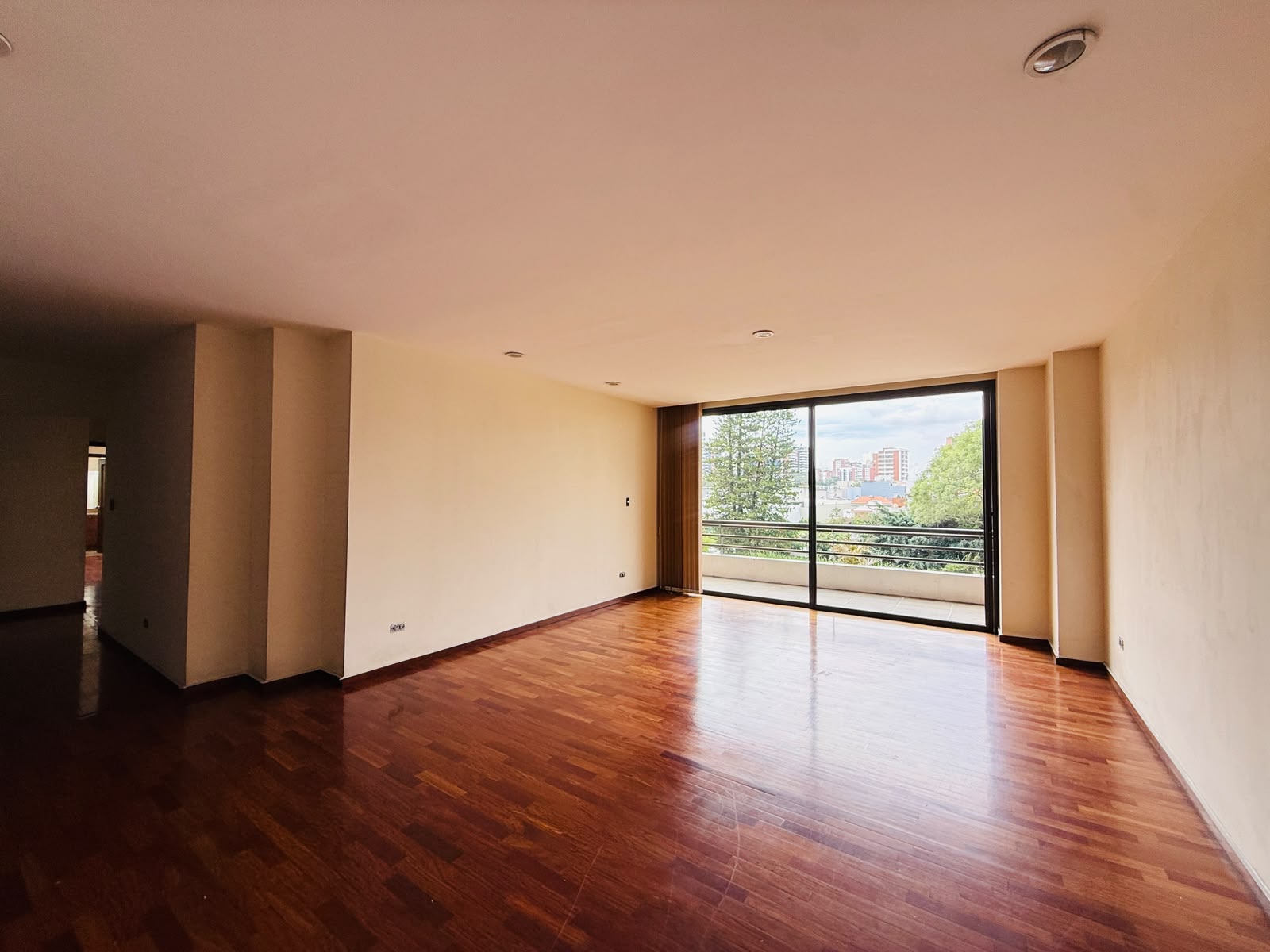 ALQUILER DE HERMOSO APARTAMENTO – COBIRA, ZONA 13