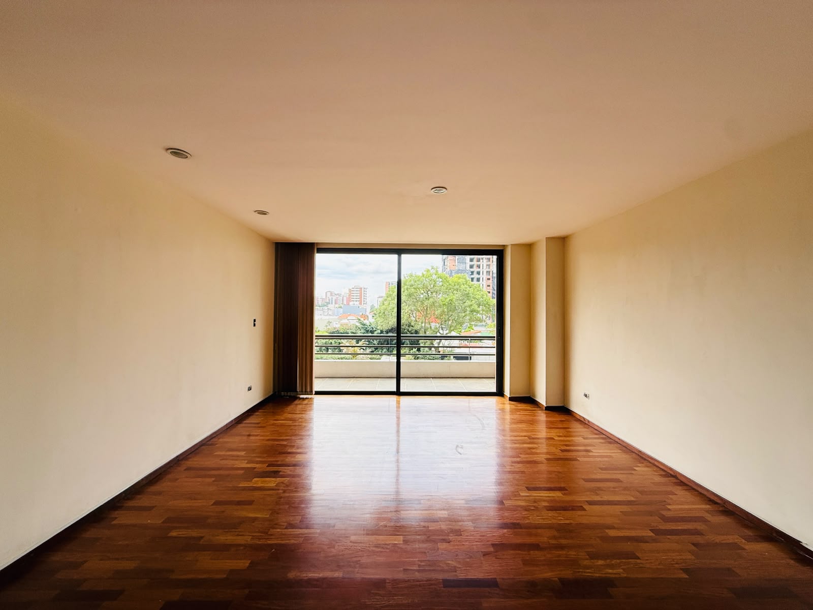 ALQUILER DE HERMOSO APARTAMENTO – COBIRA, ZONA 13 - Image 2