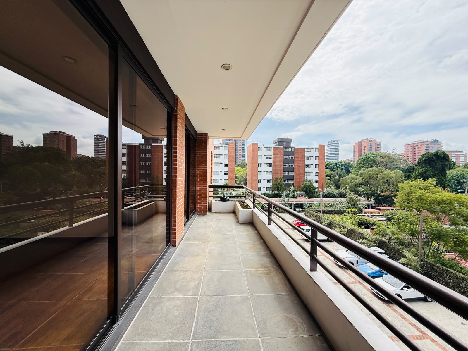 ALQUILER DE HERMOSO APARTAMENTO – COBIRA, ZONA 13 - Image 3