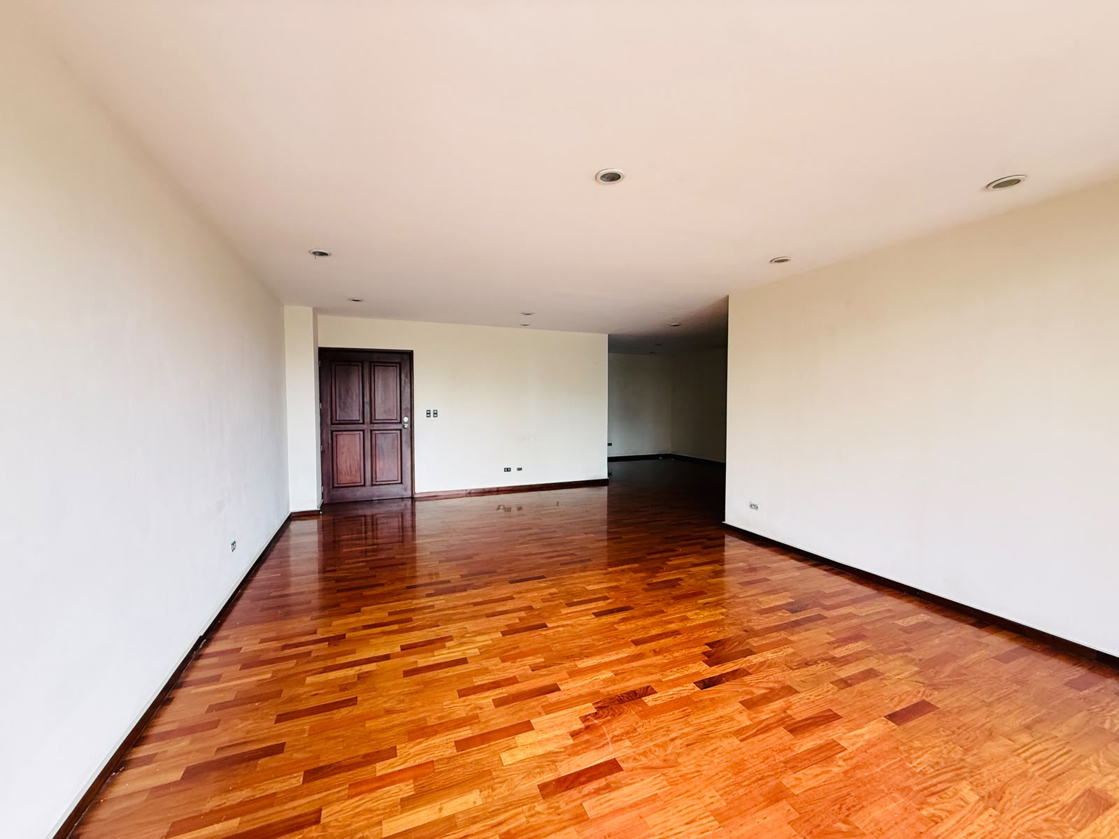 ALQUILER DE HERMOSO APARTAMENTO – COBIRA, ZONA 13 - Image 4
